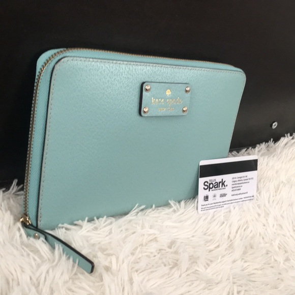Kate spade oversized wallet - Picture 2 of 3